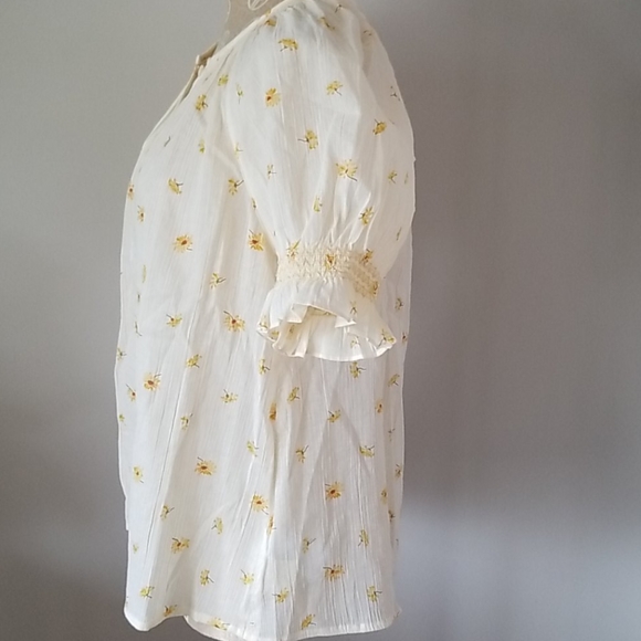 Madewell Smocked Button-Up Top in French Daisies - Picture 4 of 7